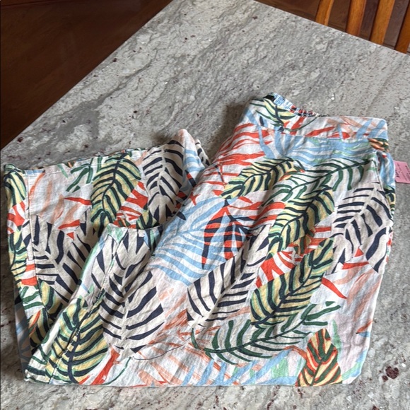 Tahari Pants - Tahari Multicolor Leaf Print Capri Pants